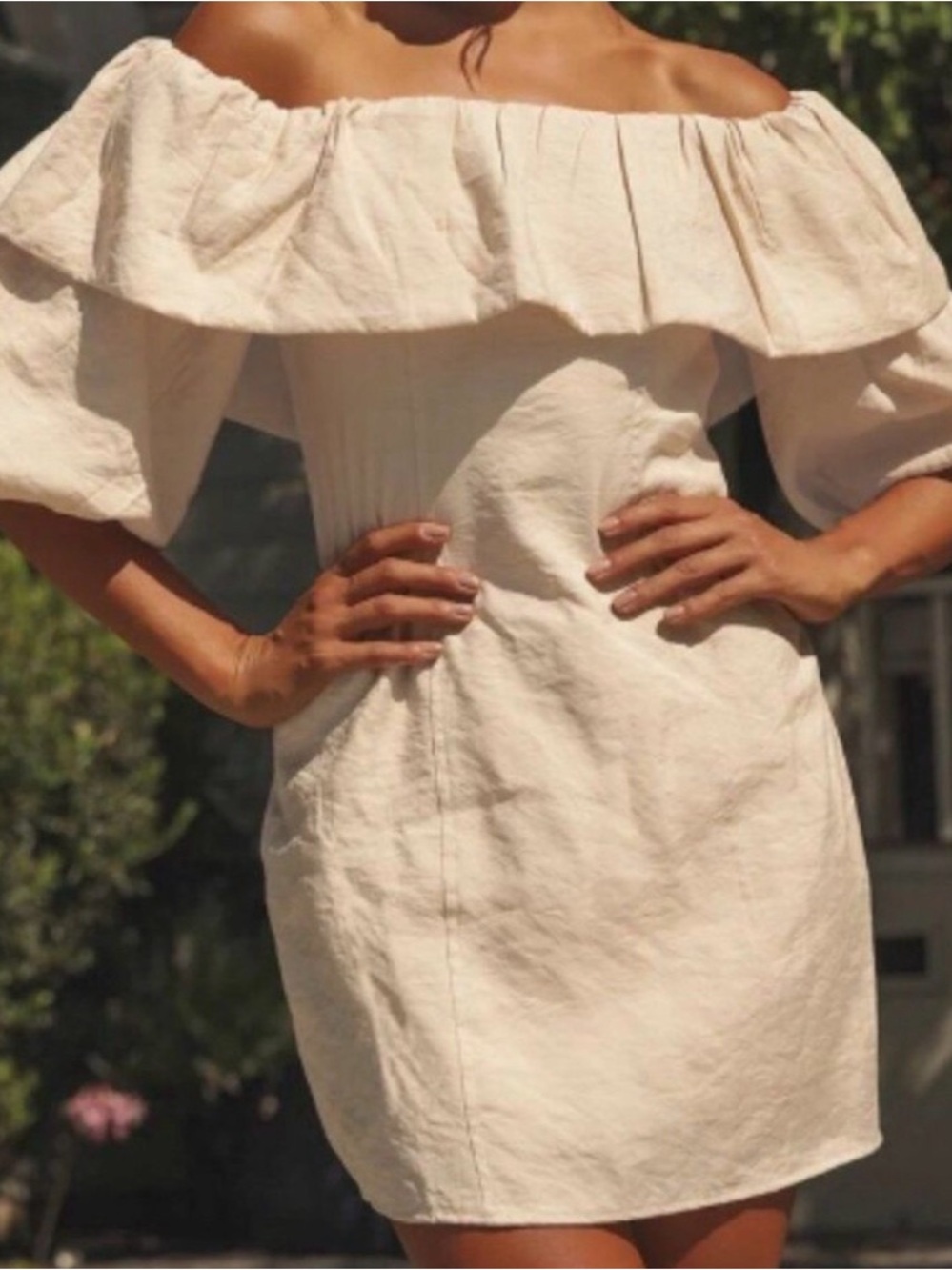 Beautiful dress with poofy off shoulder detail 💕
